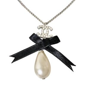 CHANEL CC DANGLE PEARL PENDANT NECKLACE